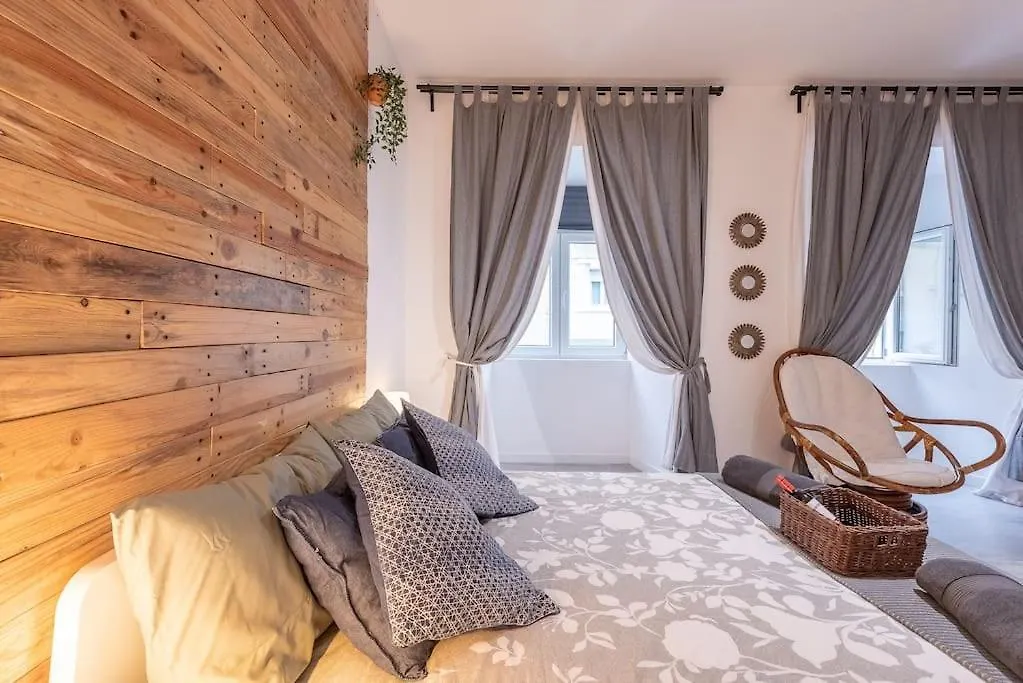 Modern Rustic Apartment In Graca-1